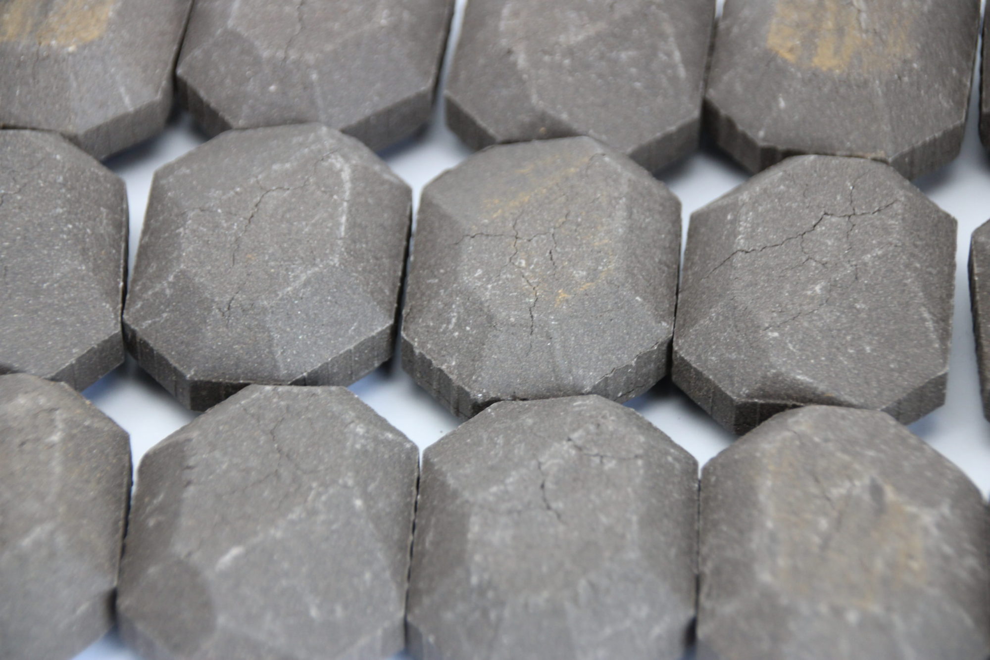 Source Ceramic Briquettes 20 lb Box For Charbroiler - S28-1563