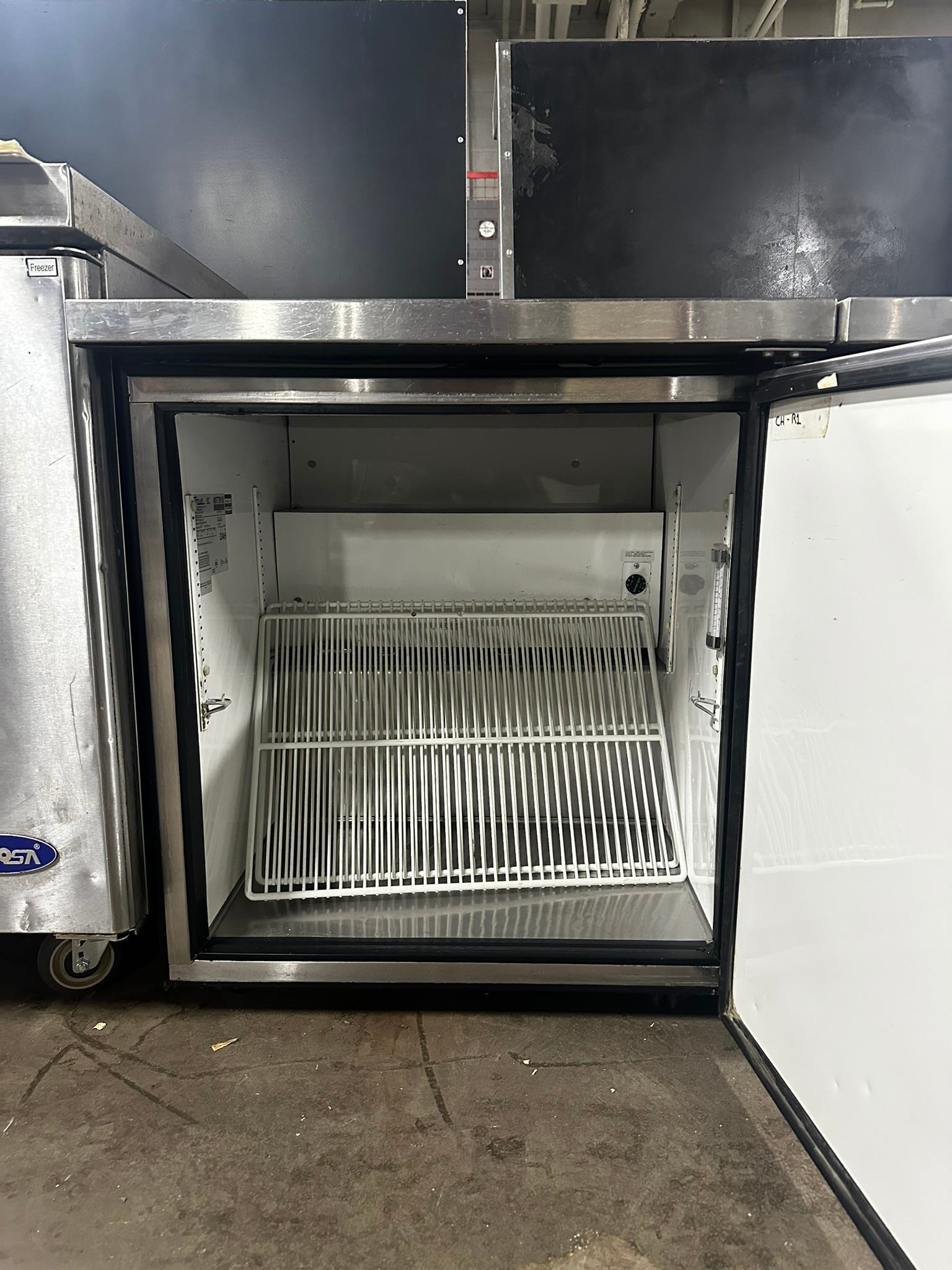 True TUC-27 Series Single Door 27" Under Counter Refrigerator REFURBISHED CFE-0146 True TUC-27 Series Single Door 27" Under Counter Refrigerator REFURBISHED CFE-0146