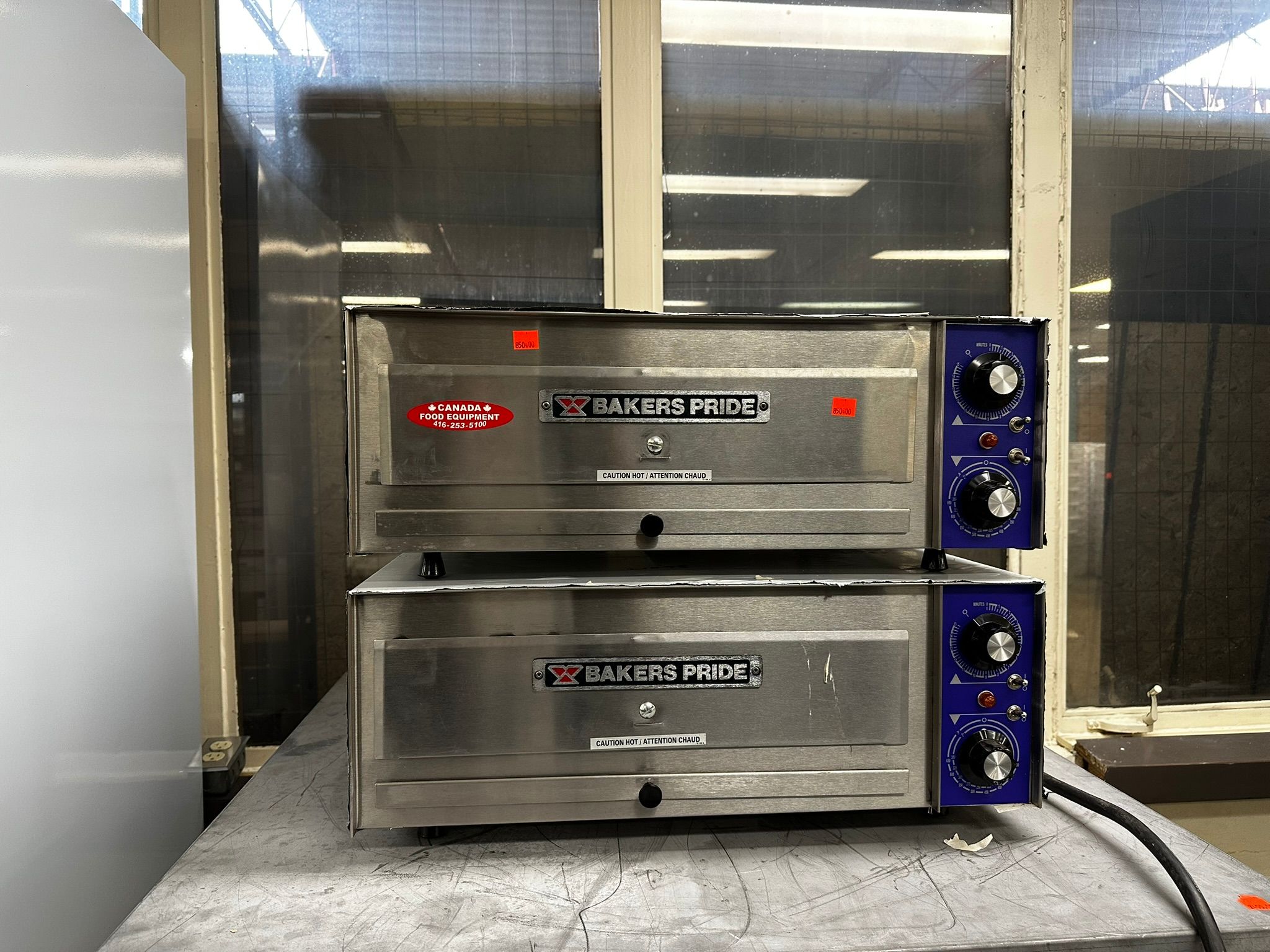 Bakers Pride PX16 Single Deck Countertop Electric Pizza Oven With Analog Control - 208/240V, 1500W