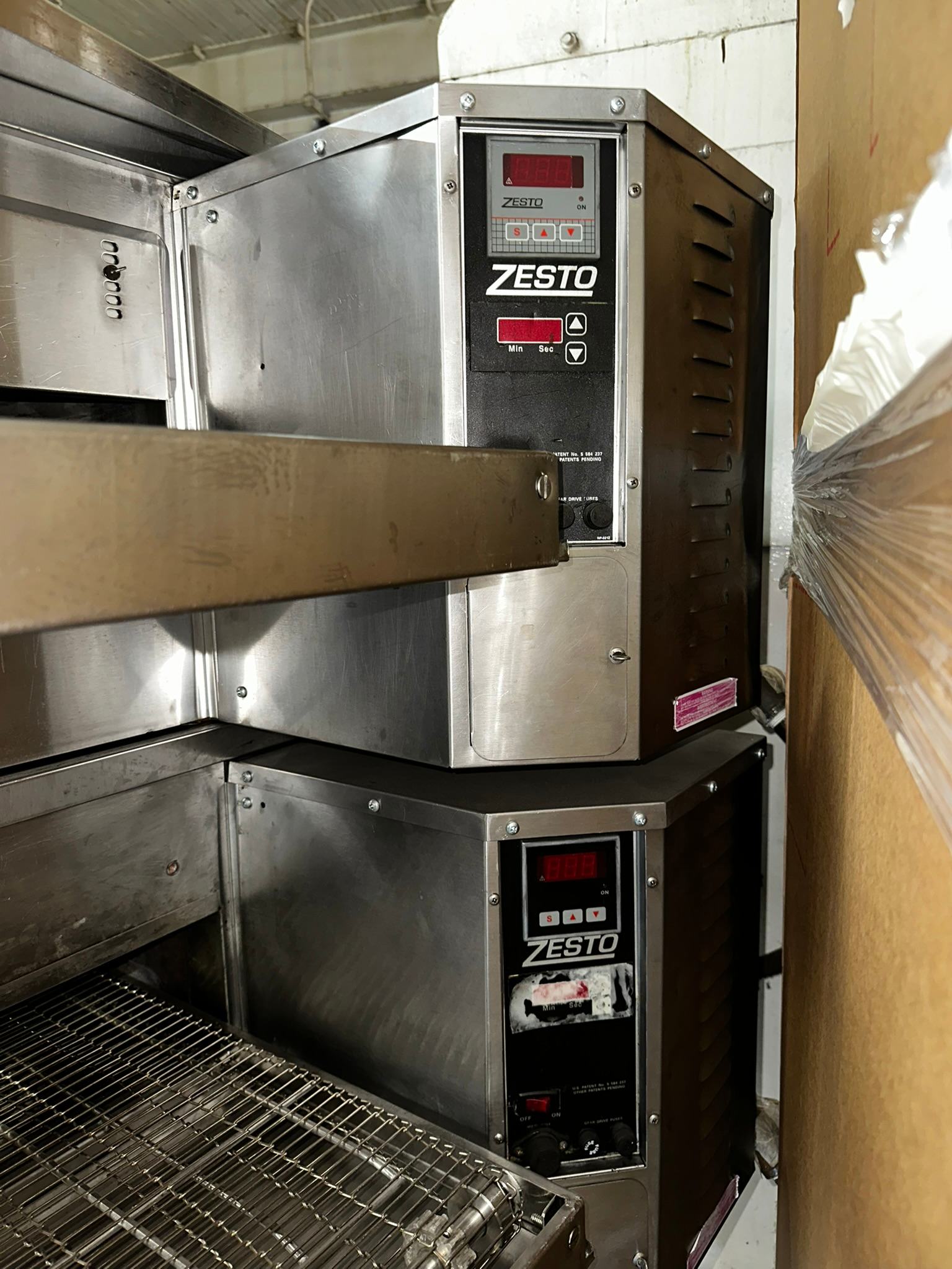 (USED) Zesto Natural Gas Double Conveyor Pizza/Bake Oven, 18″ Wide Belt, 30″ Cook Chamber REFURBISHED - SRBO-0160