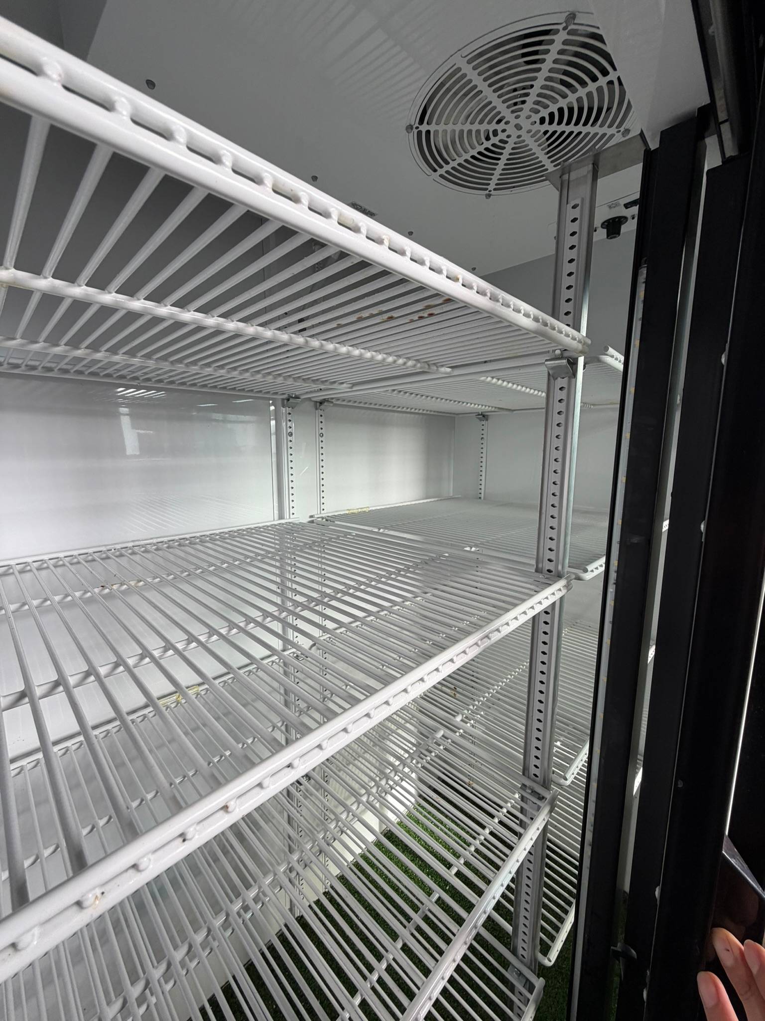 True 47" Merchandiser Refrigerator with 2 Glass Sliding Doors, White Exterior - GDM-41 REFURBISHED - SRBAC-15 True 47" Merchandiser Refrigerator with 2 Glass Sliding Doors, White Exterior - GDM-41 REFURBISHED - SRBAC-15