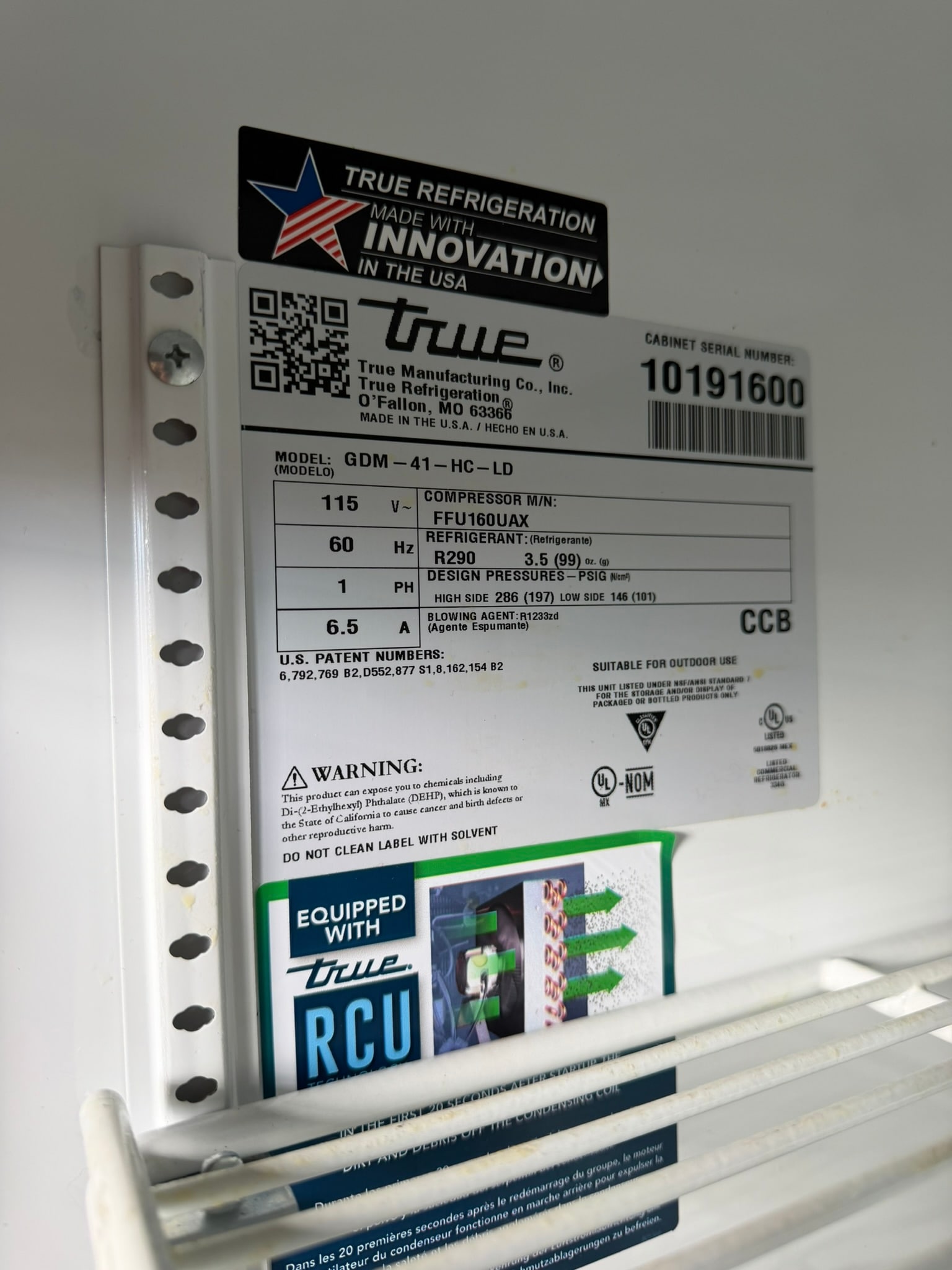 True 47" Merchandiser Refrigerator with 2 Glass Sliding Doors, White Exterior - GDM-41 REFURBISHED - SRBAC-15 True 47" Merchandiser Refrigerator with 2 Glass Sliding Doors, White Exterior - GDM-41 REFURBISHED - SRBAC-15