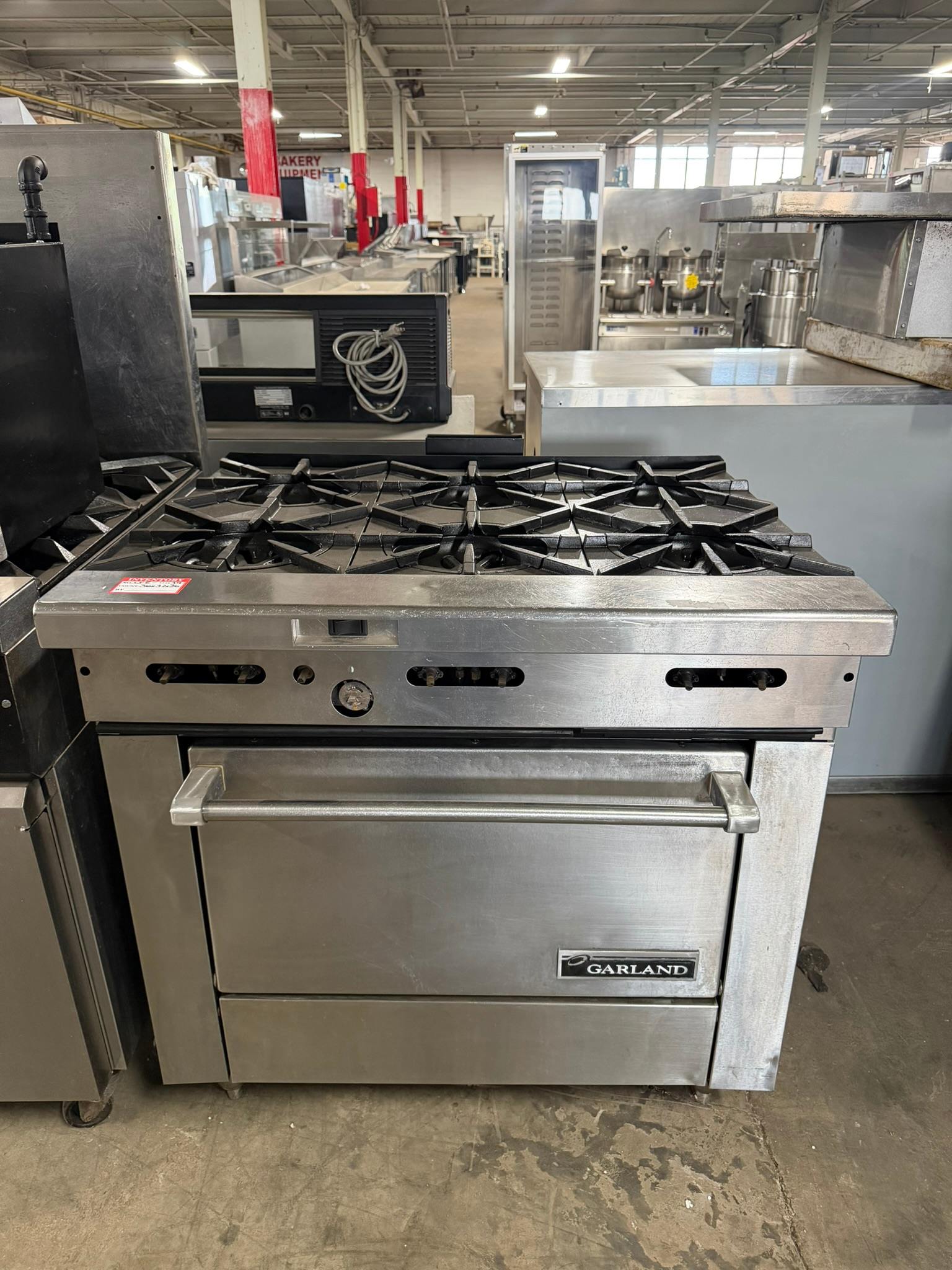Garland H286RC (part of the Starfire Series) Heavy-duty 36-inch gas range with 6 open-top burners and a convection oven base REFURBISHED CFE-0019