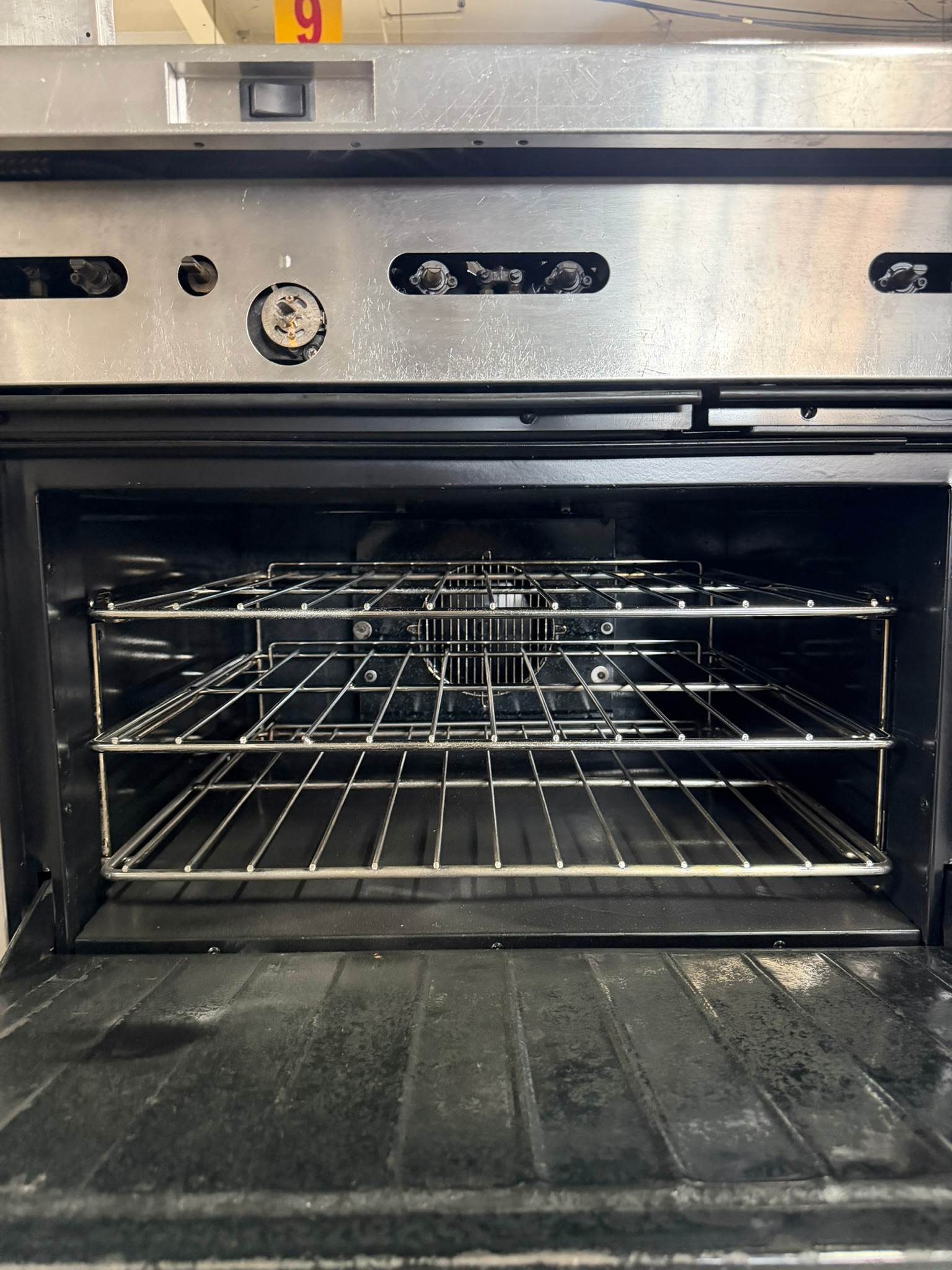 Garland H286RC (part of the Starfire Series) Heavy-duty 36-inch gas range with 6 open-top burners and a convection oven base REFURBISHED CFE-0019
