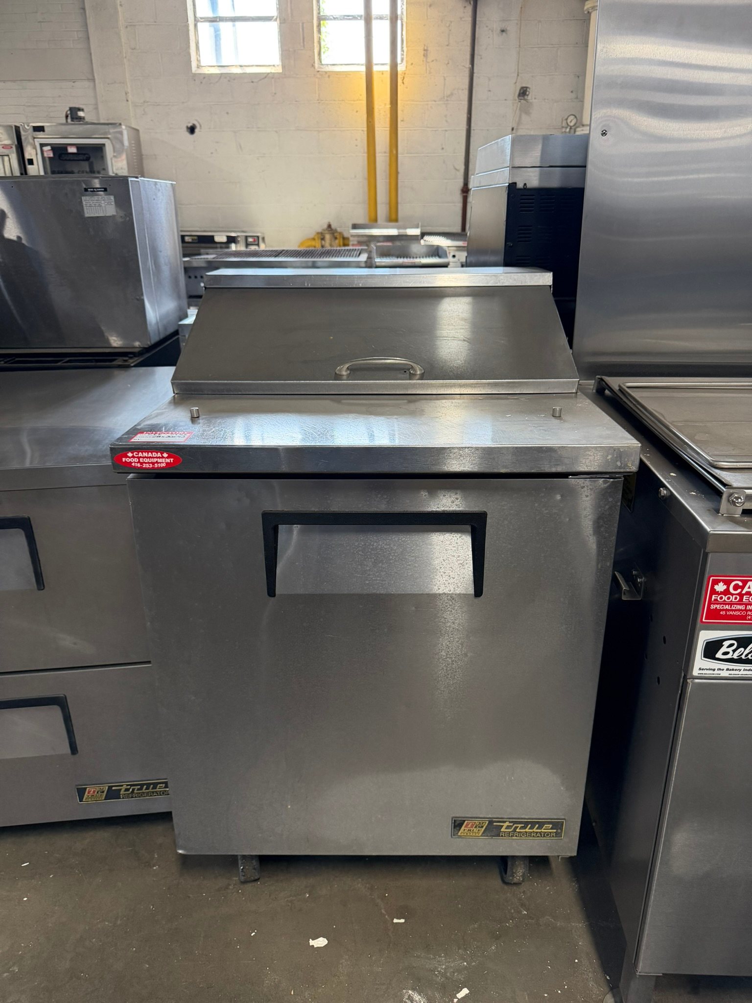 True TSSU-27 Single Door Sandwich/Salad Food Prep Table Refrigerator, 8 Pan, 27", 115/60/1 REFURBISHED CFE-0142