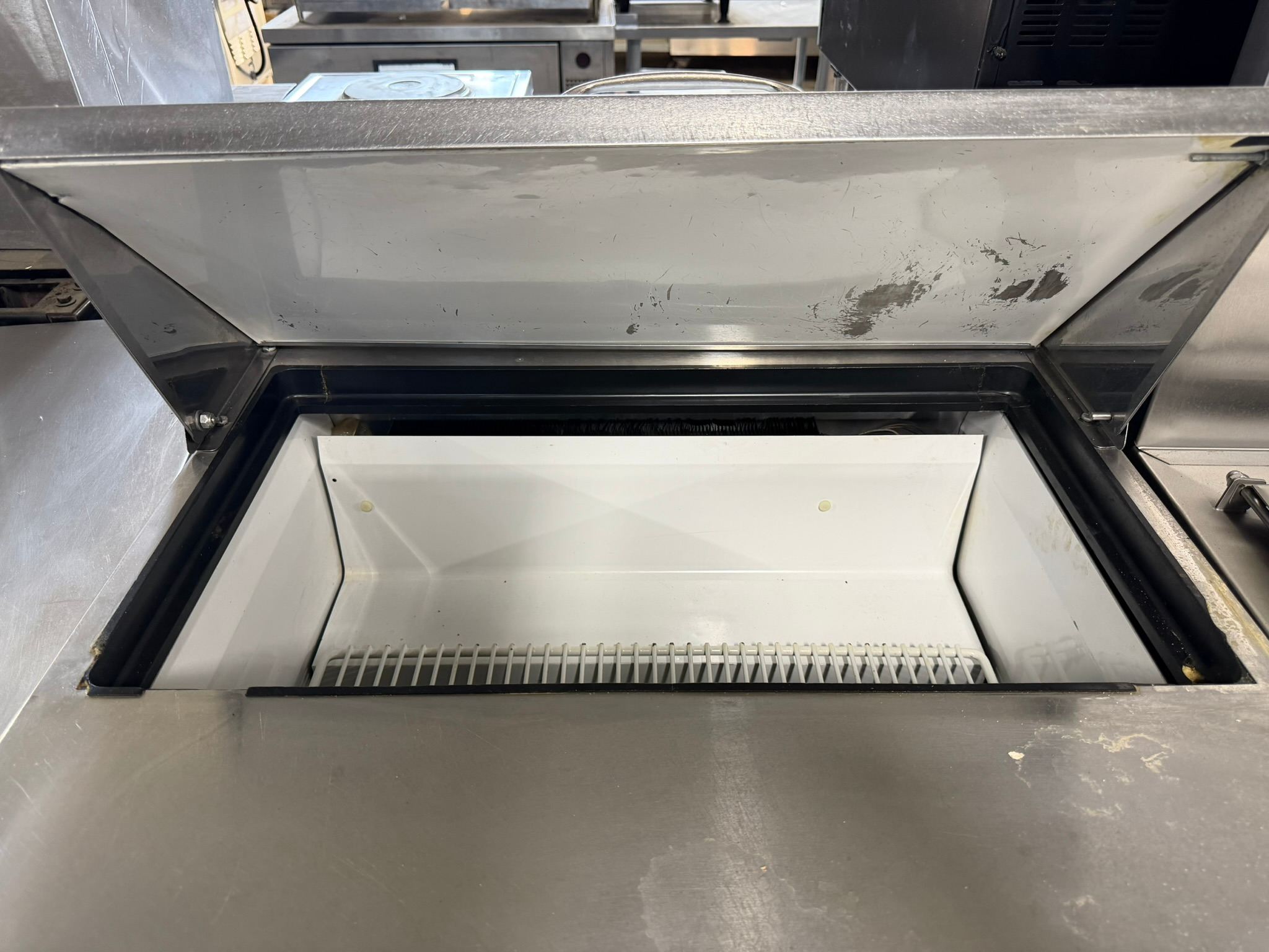 True TSSU-27 Single Door Sandwich/Salad Food Prep Table Refrigerator, 8 Pan, 27", 115/60/1 REFURBISHED CFE-0142
