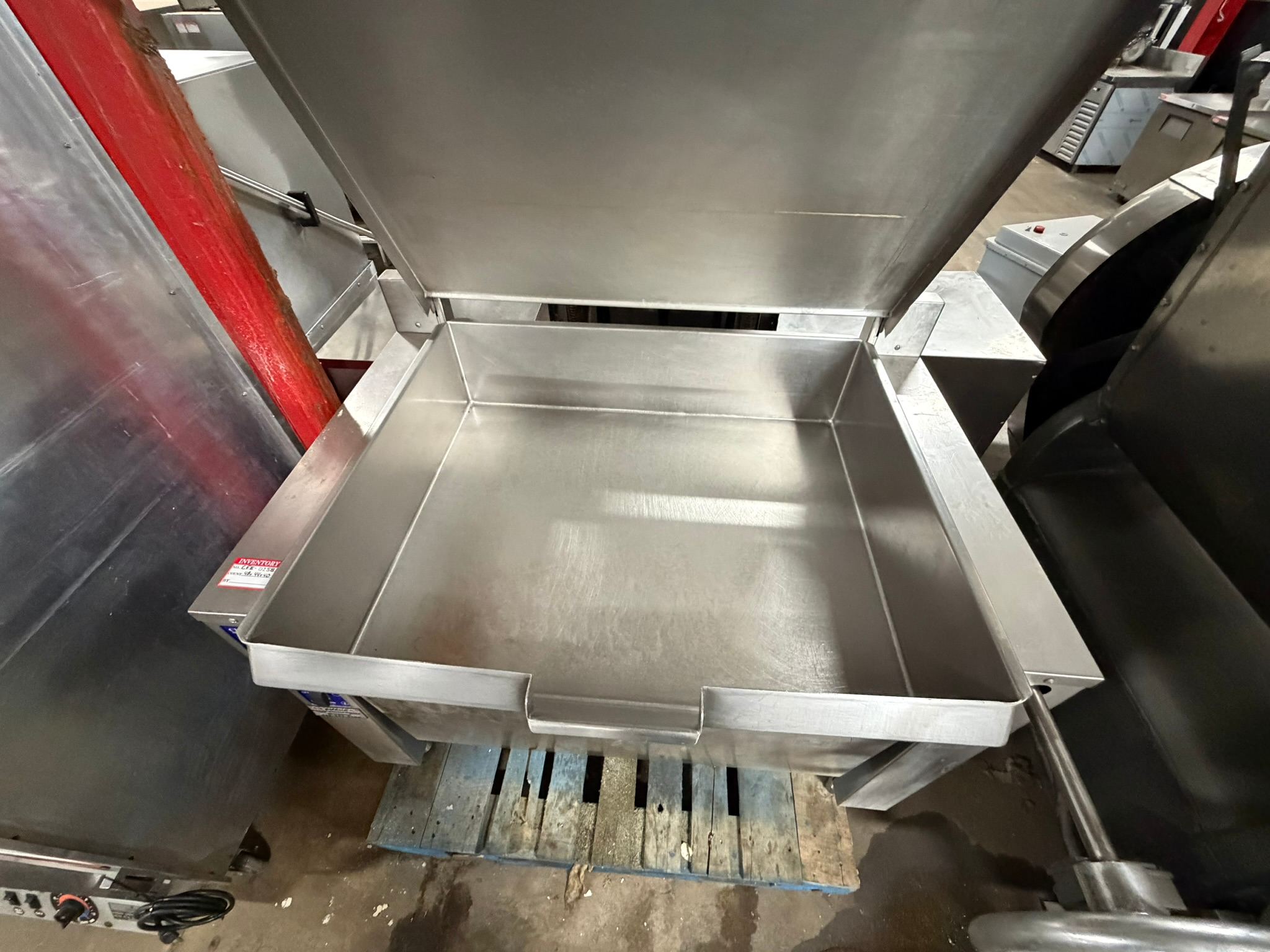 Cleveland SGL-40-T4 is a 40-gallon commercial gas tilting skillet REFURBISHED REFURBISHED CFE-0258 Cleveland SGL-40-T4 is a 40-gallon commercial gas tilting skillet REFURBISHED REFURBISHED CFE-0258